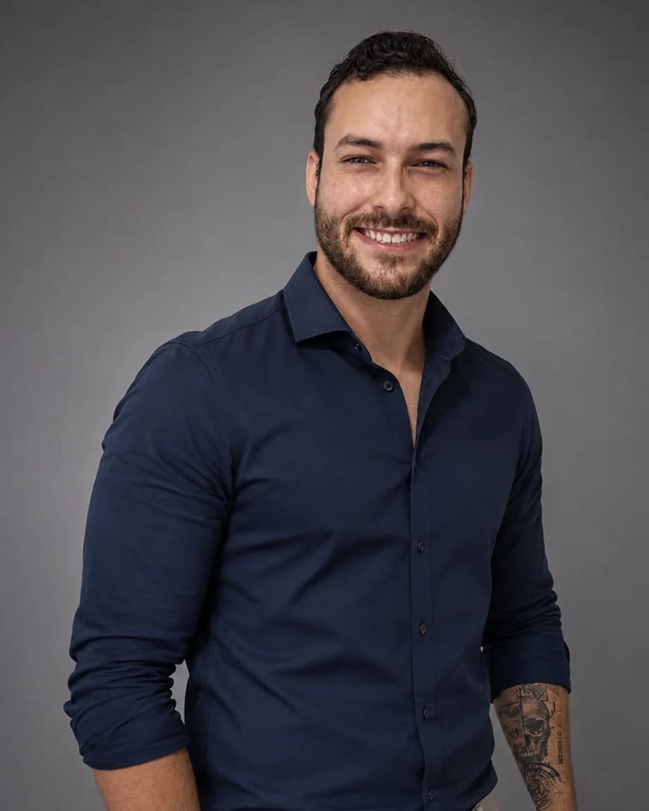 Junior Lima, fundador da Node, sorrindo de camisa azul-marinho